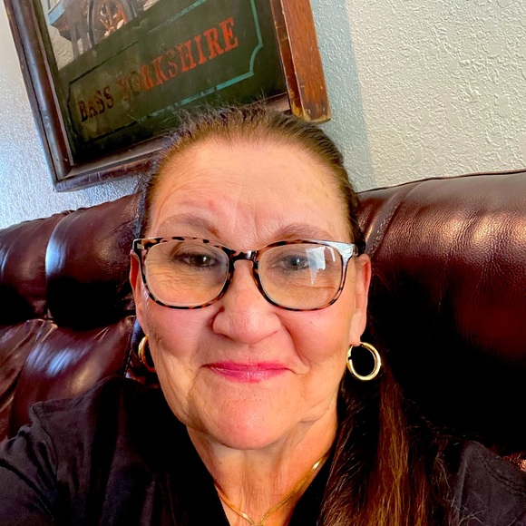 Meet your Posher, Karen - Picture 1 of 3